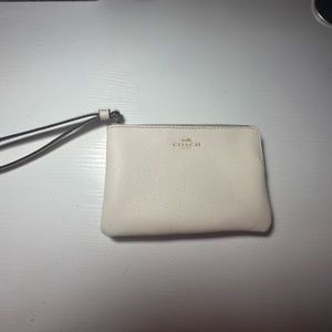 Hey!! I’m selling this coach wallet!